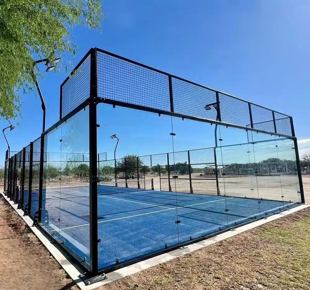 Panoramic padel court with 360 glass and no front columns 1